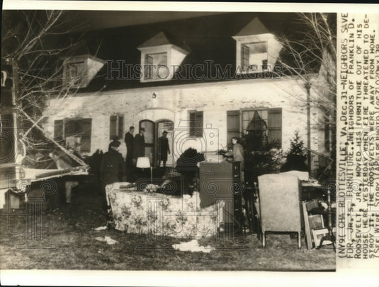 1939 Press Photo Franklin Roosevelt Jr.'s furniture moved out of the house - Historic Images