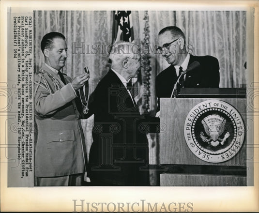 1964 Wire Photo Historian Carl Sandburg receives Presidential Freedom Medal - Historic Images
