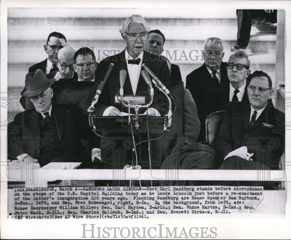 1961 Press Photo Senator Carl Sandburg at the U.S. Capitol Building - Historic Images