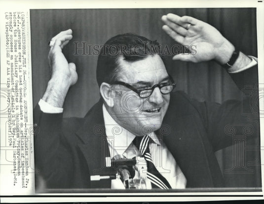 1974 Press Photo Rep. Charles Sandman Jr. during a debate on impeachment - Historic Images