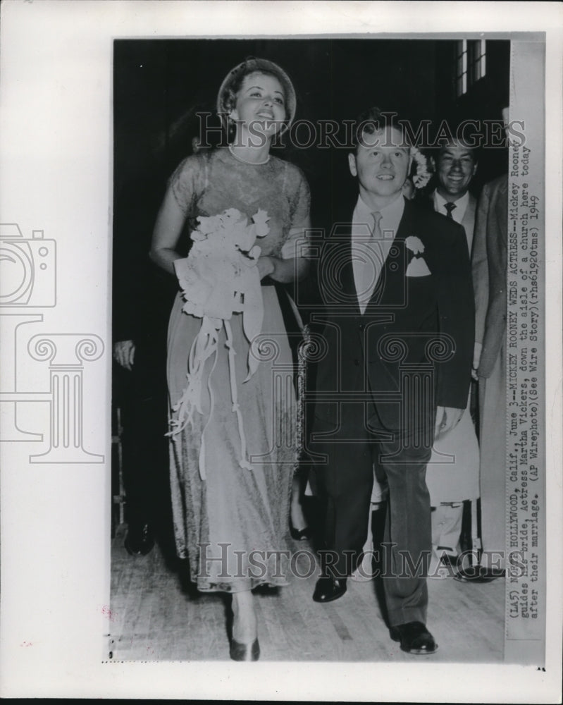 1949 Press Photo Actor Mickey Rooney with his bride, actress Martha Vickers - Historic Images