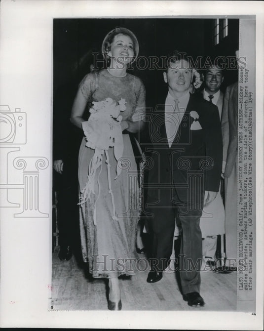 1949 Press Photo Actor Mickey Rooney with his bride, actress Martha Vickers - Historic Images