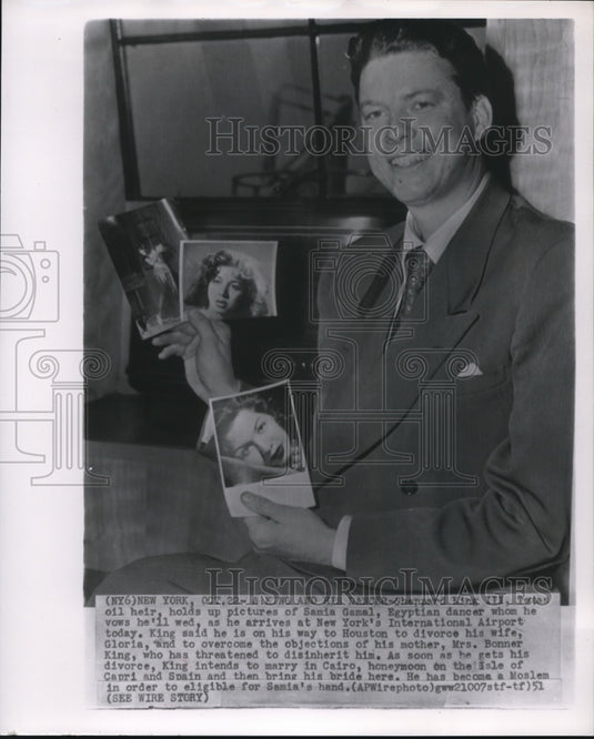 1951 Press Photo Sheppard King III with Samia Gamal's pictures - Historic Images