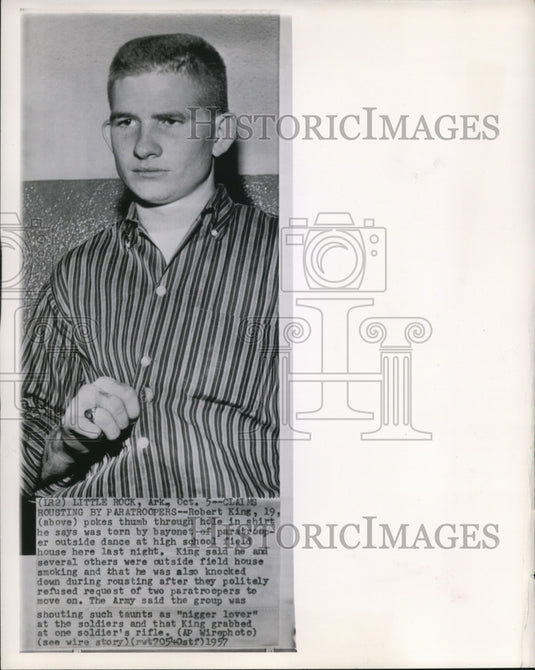 1957 Press Photo Robert King, torn by bayonet of a paratroopers - Historic Images