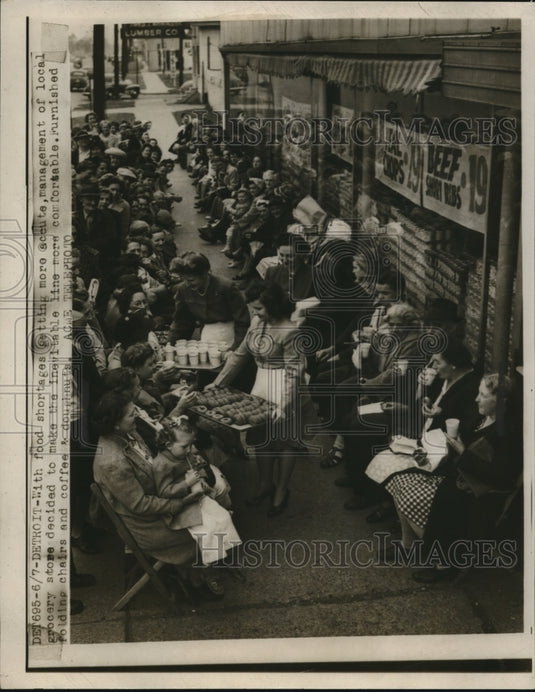 1946 Press Photo The local grocery stores's long line for costumers - Historic Images