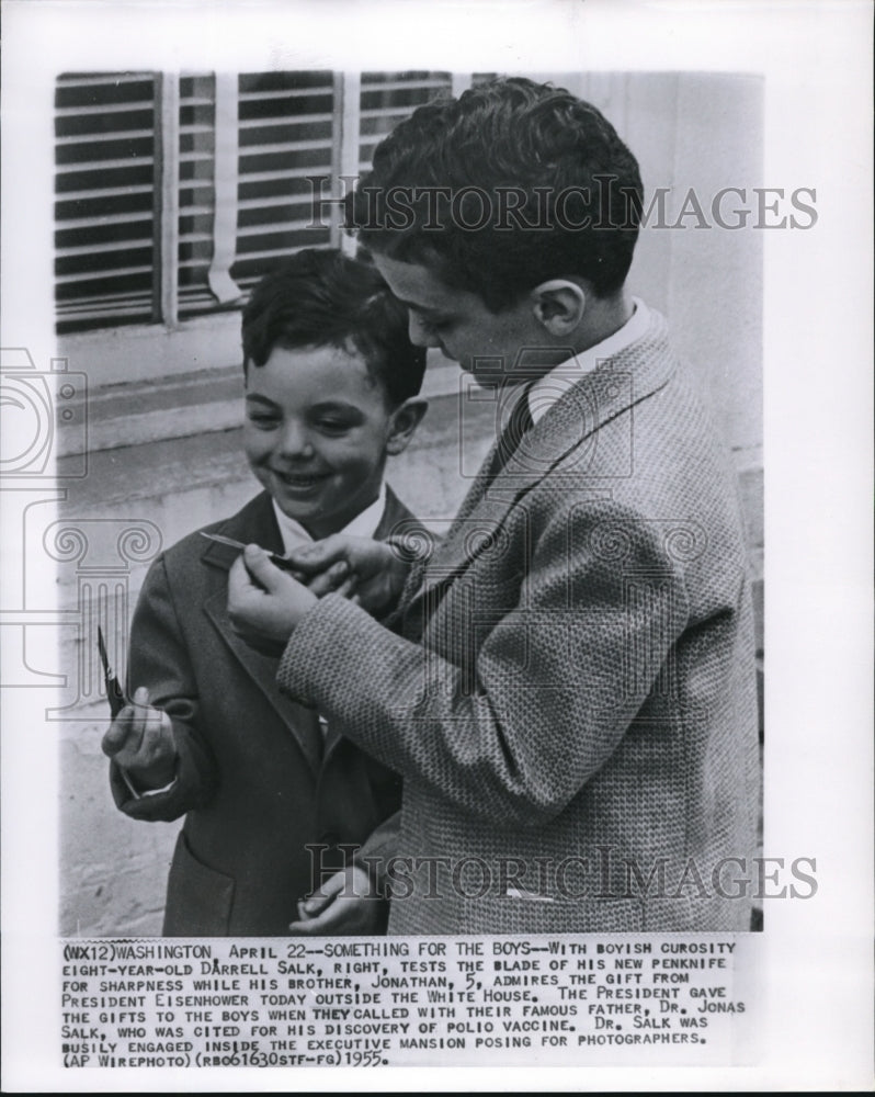 1955 Press Photo Darren Salk with bother Jonathan with Pres. Eisenhower&#39;s gifts - Historic Images