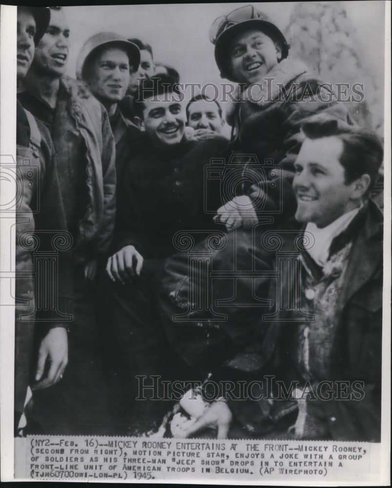 1945 Press Photo Actor Mickey Rooney with a group of soldiers - Historic Images