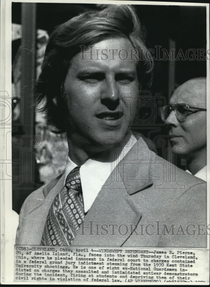 1974 Press Photo James Pierce at the Federal Court to face charges - Historic Images