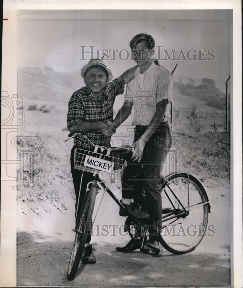 1964 Press Photo Mickey Rooney with his son Tim Rooney - Historic Images