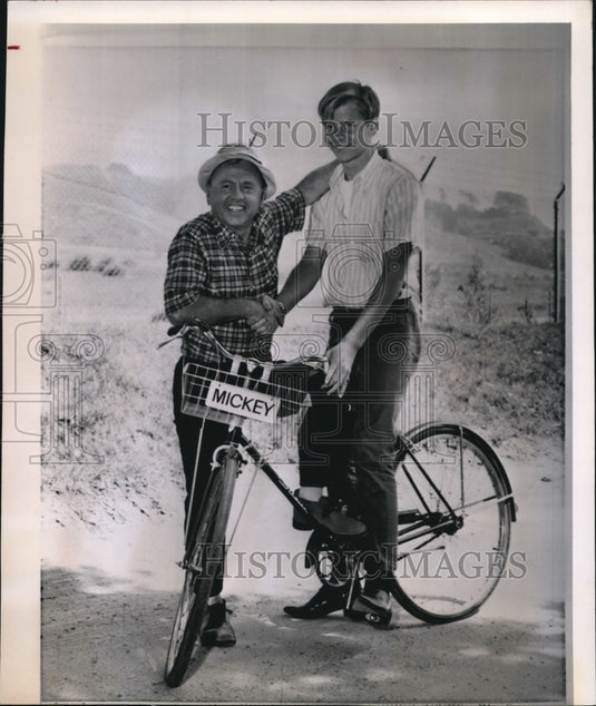1964 Press Photo Mickey Rooney with his son Tim Rooney - Historic Images