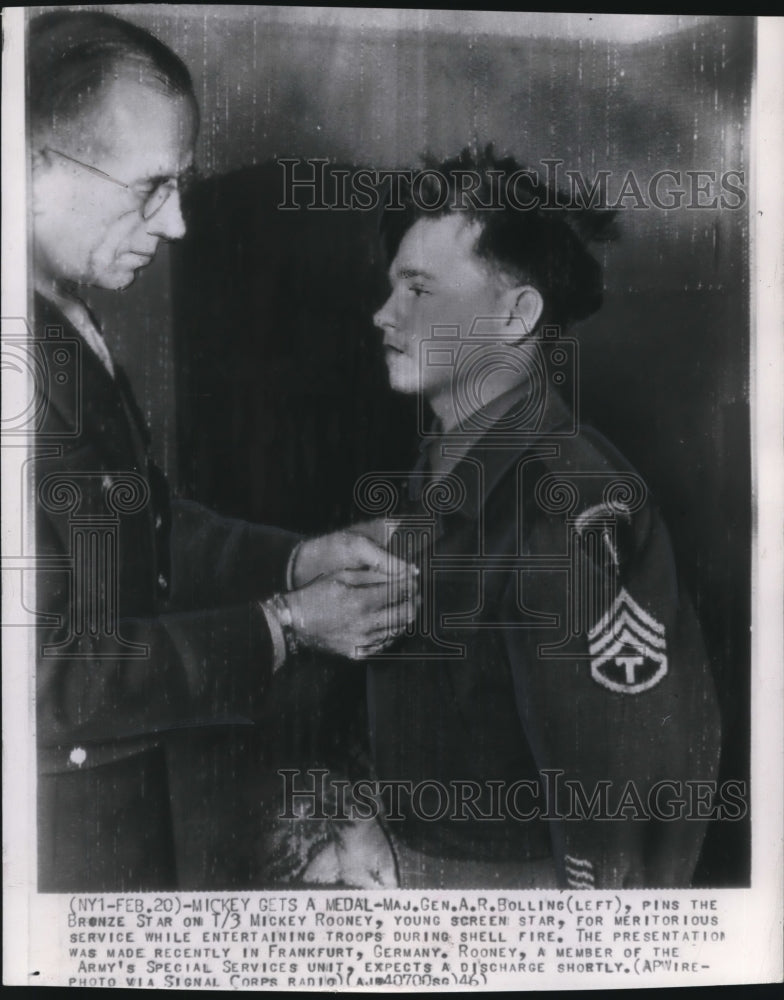 1946 Wire Photo Maj. Gen. Bolling pins the bronze star on Mickey Rooney - Historic Images