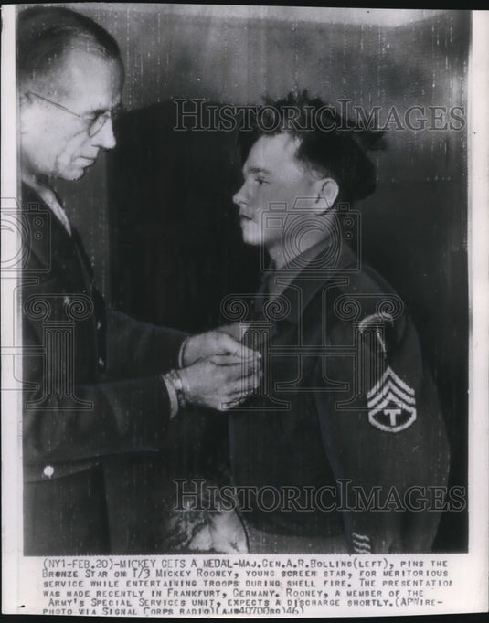 1946 Wire Photo Maj. Gen. Bolling pins the bronze star on Mickey Rooney - Historic Images