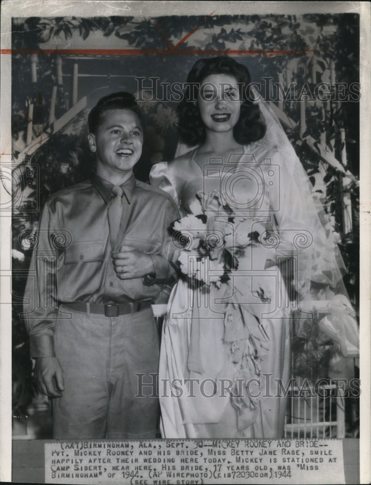 1948 Press Photo Mickey Rooney with his bride Betty Jane Rase - Historic Images