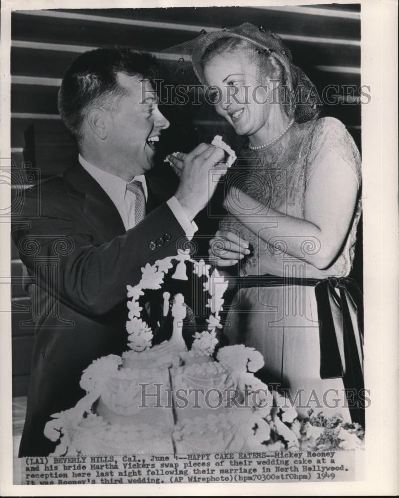 1949 Press Photo Actor Mickey Rooney with his bride, Martha Vickers - Historic Images