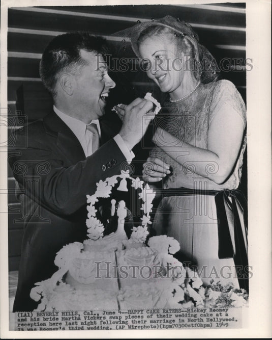 1949 Press Photo Actor Mickey Rooney with his bride, Martha Vickers - Historic Images