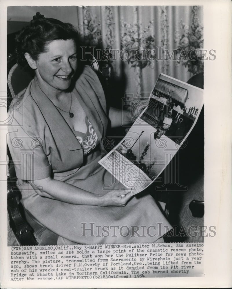 1954 Mrs. Walter Schau won the rescue photo she took - Historic Images