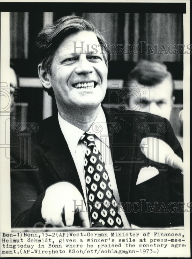 1973 Press Photo West-German Minister of Finances Helmut Schmidt, gives a winner - Historic Images