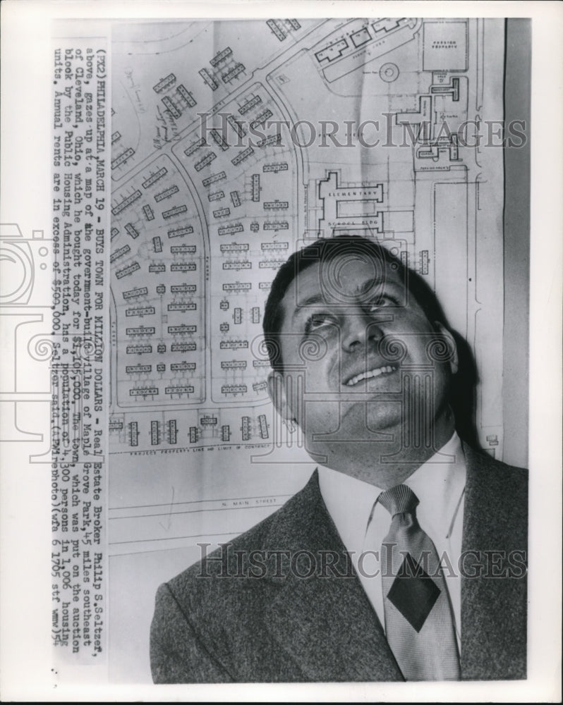 1954 Press Photo Real Estate Broker Philip S. Seltzer gazes up at a map of the - Historic Images