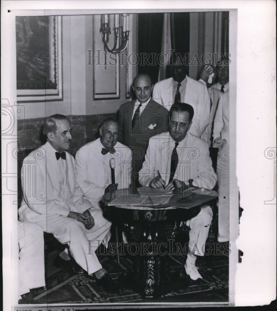 1946 Press Photo Clinton Anderson Signs Paper Covering Sale of Cuba&#39;s Sugar Crop - Historic Images