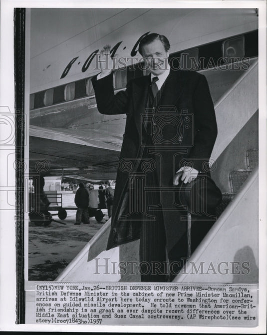 1957 Wire Photo D. Sandys British Defense Minister Arrives at Idlewild Airport - Historic Images