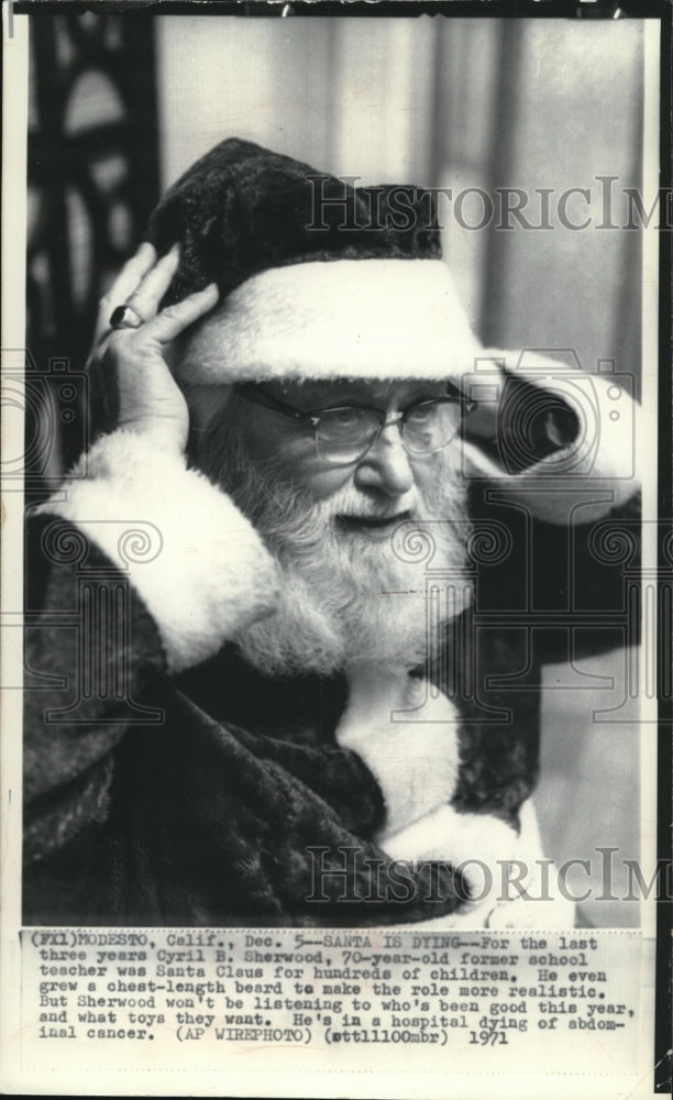 1971 Press Photo Cyril B. Sherwood  Santa Claus for Hundreds of Chiildren - Historic Images