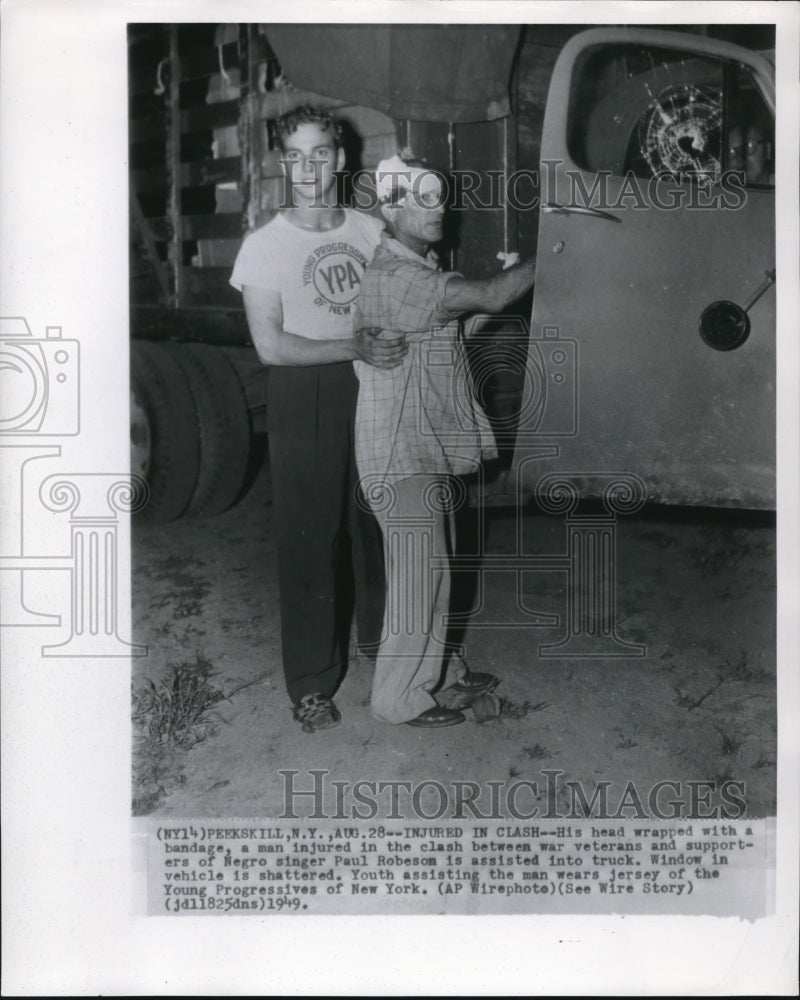 1949 Press Photo Youth Assisting the Man Injured in Clash at P Robeson Concert - Historic Images