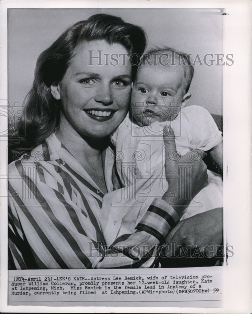 1959 Press Photo Lee Remick Proudly Present Her Daughter at Ishpeming Michigan - Historic Images