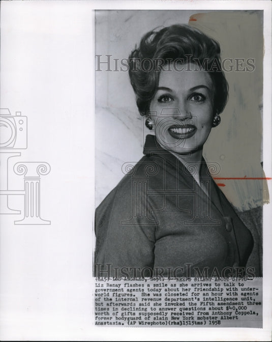 1958 Press Photo Liz Renay Smiles Arrives to Talk to Government Agents - Historic Images