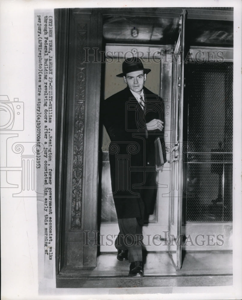 1953 Press Photo William J.Remington Walks through Federal Building after a Jury - Historic Images