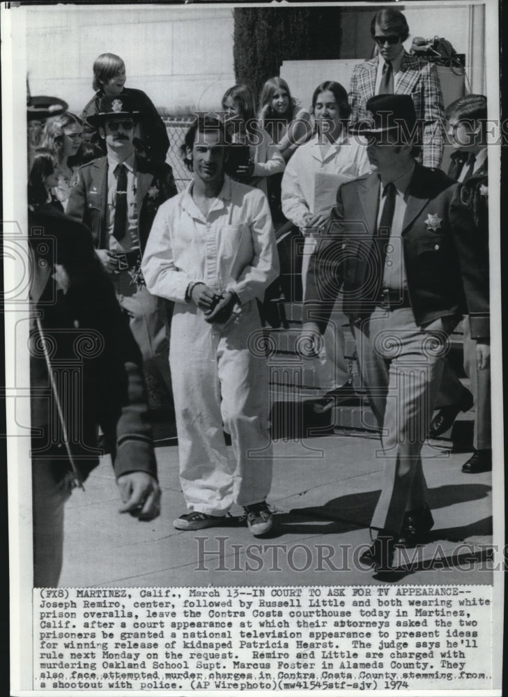 1974 Press Photo J. Remiro and Russel Little Leave the Contra Costs Courthouse - Historic Images