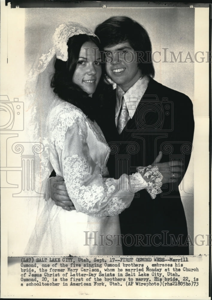 1973 Press Photo Merrill Osmond Embraces Mary Carlson in Salt Lake City, Utah - Historic Images