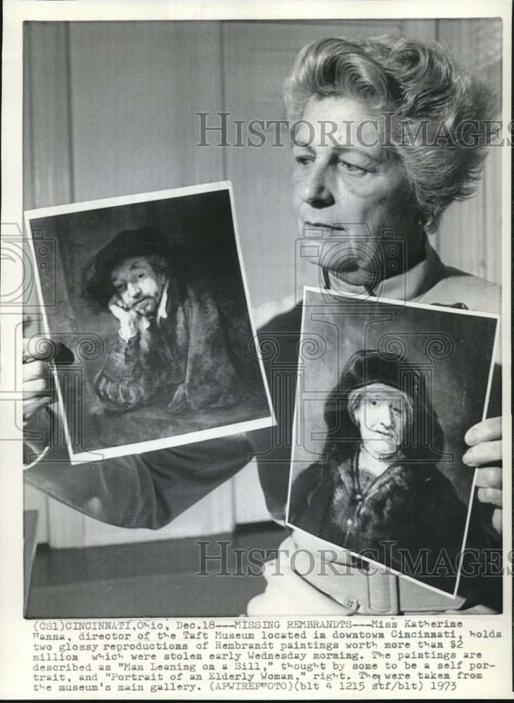 1973 Press Photo K.Hanna Holds Two Glossy Reproductions of Rembrandt Paintings- Historic Images