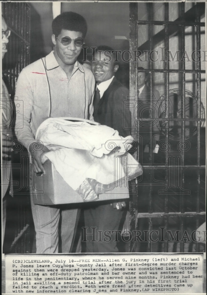 1970 Press Photo Allen G.Pinkney and Michael P.Jones Leaves Cuyahoga County Jail - Historic Images