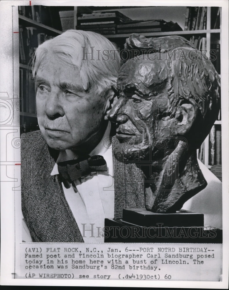 1960 Press Photo Carl Sanburg Posed in His Home with a Bust of Lincoln - Historic Images