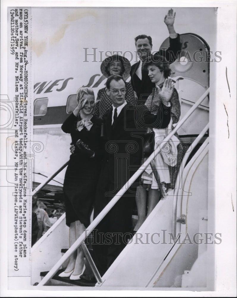 1959 Press Photo Steven Rockefeller and his wife, Anne Marie step down plane - Historic Images