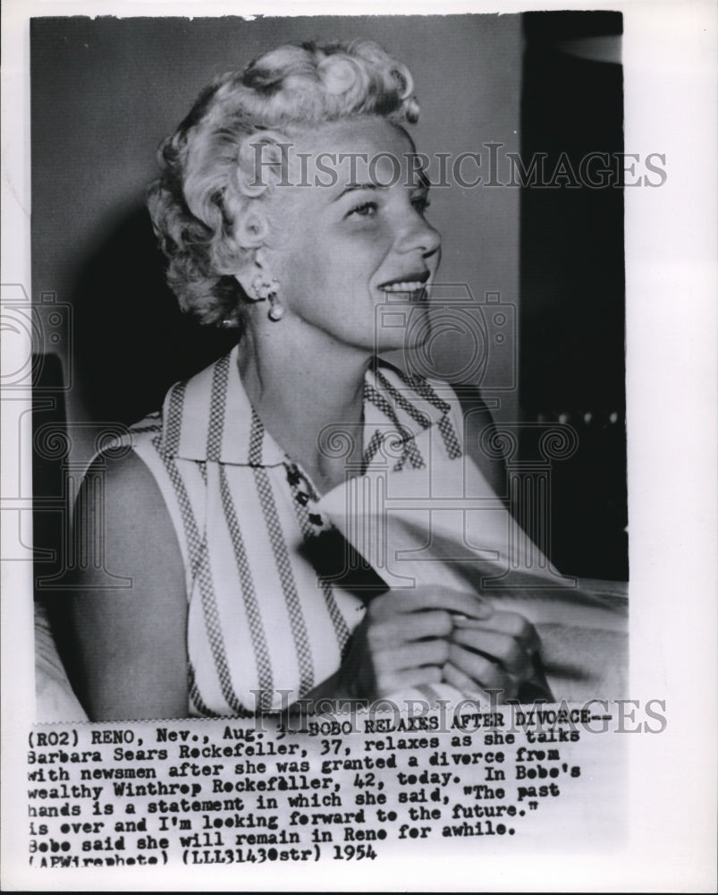 1954 Press Photo Barbara Sears Rockefeller Talks with Newsmen - Historic Images