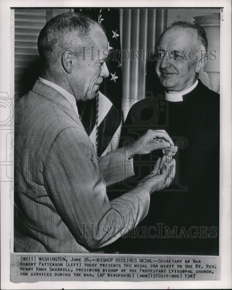 1947 Press Photo Secretary of war Robert Patterson today presents the medal for - Historic Images