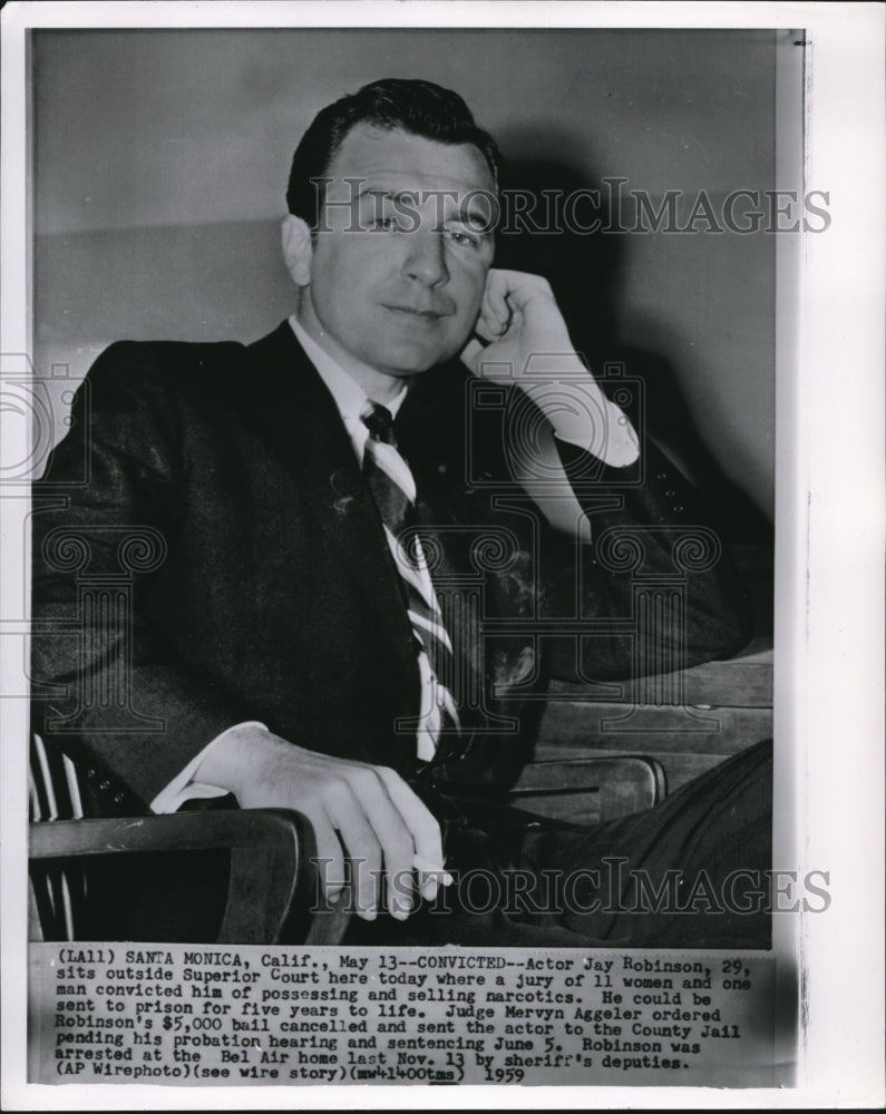 1959 Press Photo Jay Robinson Sits Outside Superior Court - Historic Images