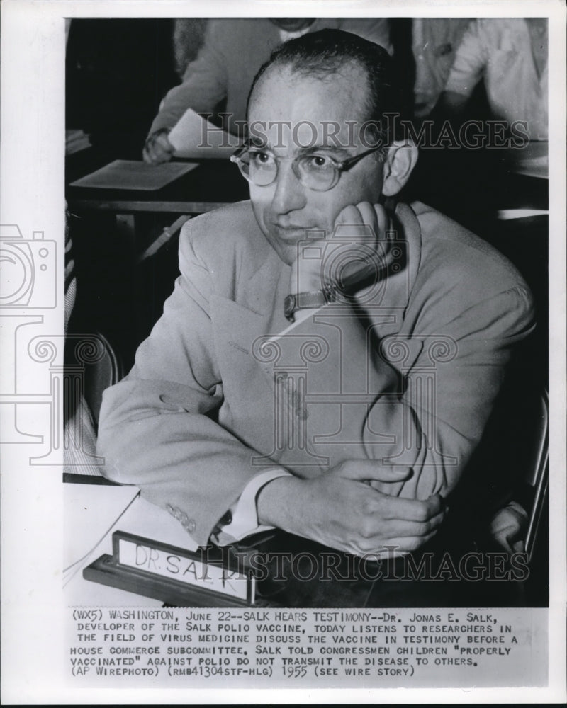 1955 Press Photo Dr. Jonas Salk listens to researchers - Historic Images