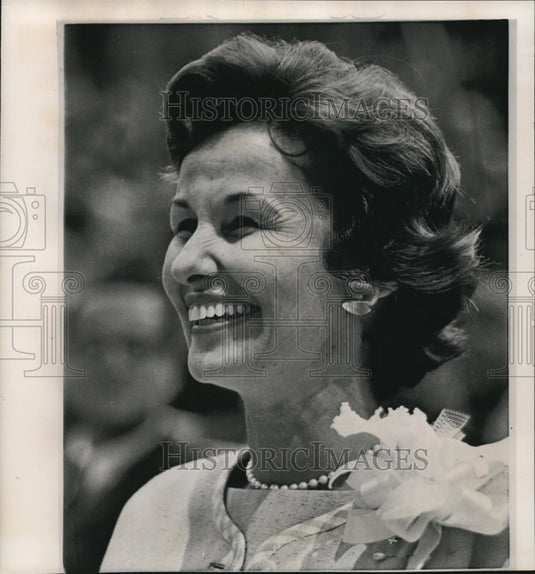 1961 Press Photo Mrs. Alan Shepard Jr. Smiles as Greeted at the White House - Historic Images