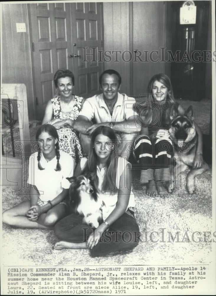 1971 Press Photo Alan B.Shepard Jr Relaxes with His Family at Home in Texas - Historic Images