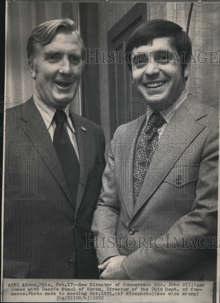1972 Press Photo Gov. John Gilligan poses with Dennis Shaul of Akron, Director - Historic Images