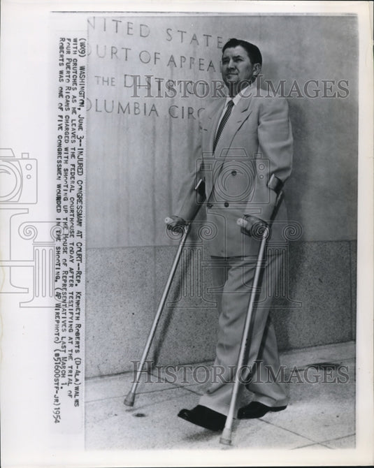 1964 Press Photo Injured Congressman Kenneth Roberts leaves federal courthouse - Historic Images