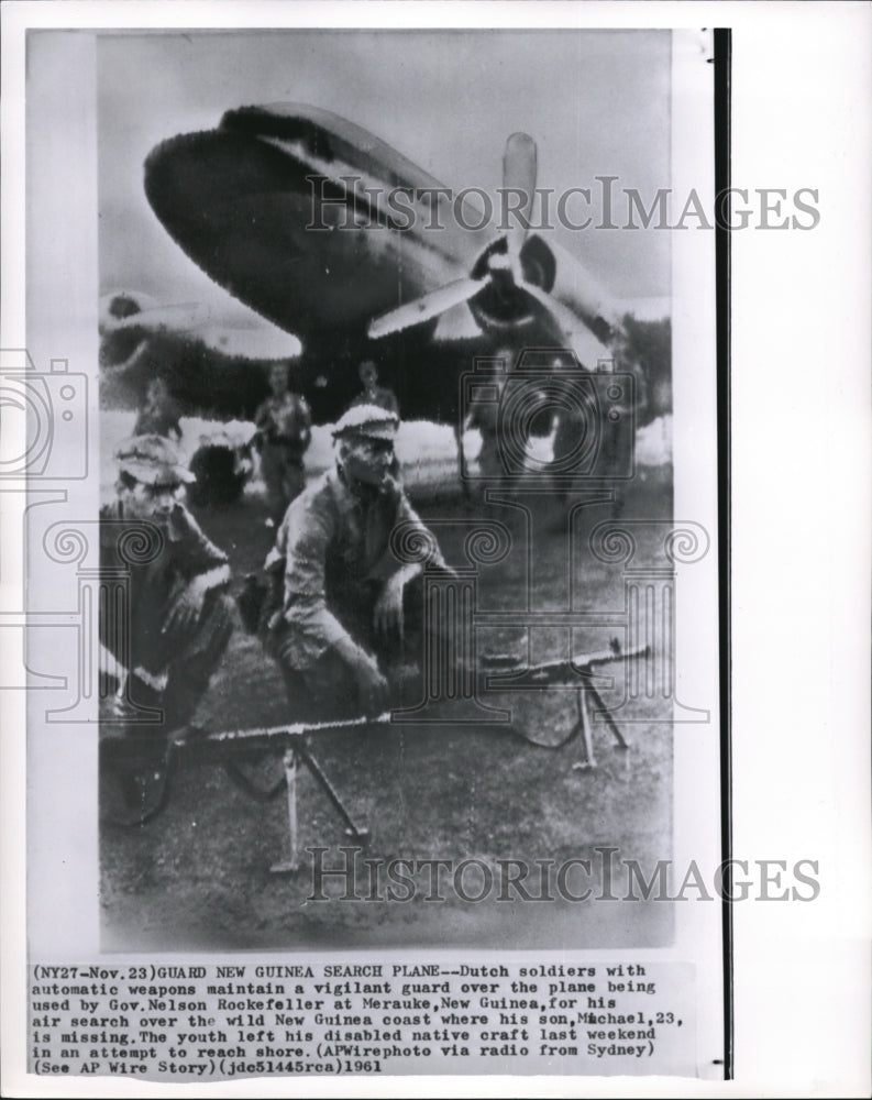 1961 Press Photo The Dutch soldiers with the atomic weapons - Historic Images