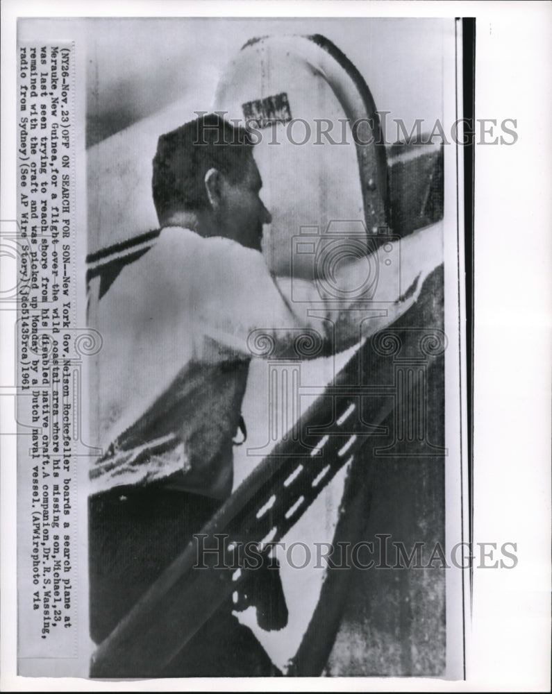 1961 Press Photo Governor Nelson Rockefeller bords a search plane - Historic Images