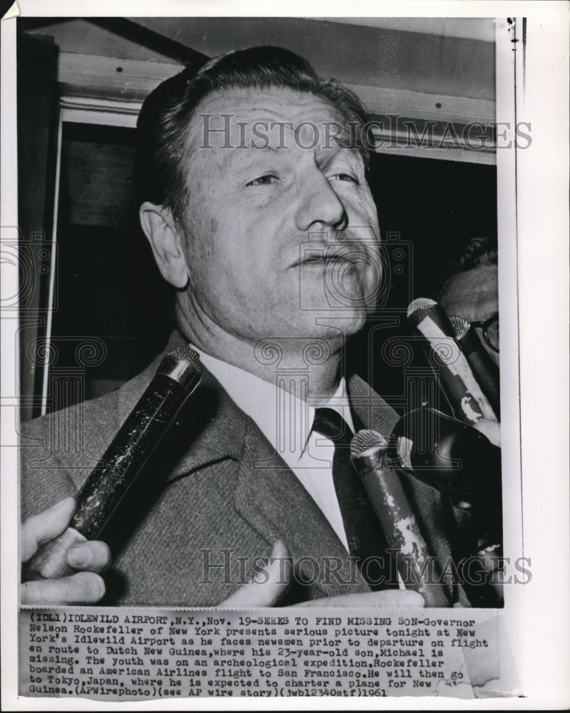 1961 Press Photo Governor Nelson Rockefeller of New York presents serious - Historic Images