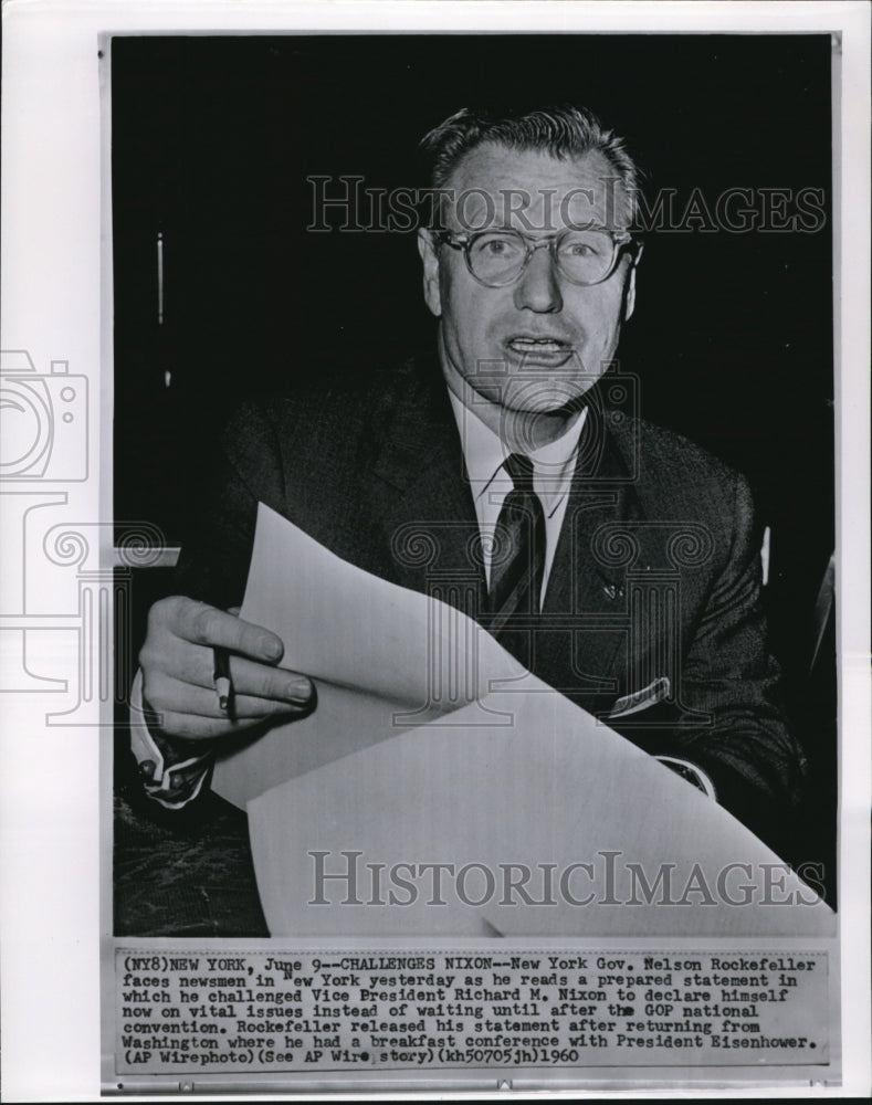 1960 Press Photo New York Gov. Nelson Rockefeller faces newsmen in New York as - Historic Images