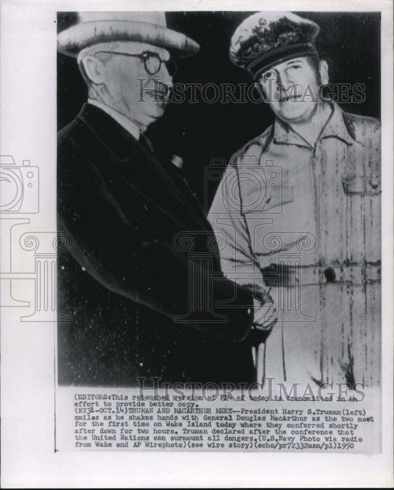 1950 Press Photo President Harry S. Truman smiles as he shakes hands - Historic Images