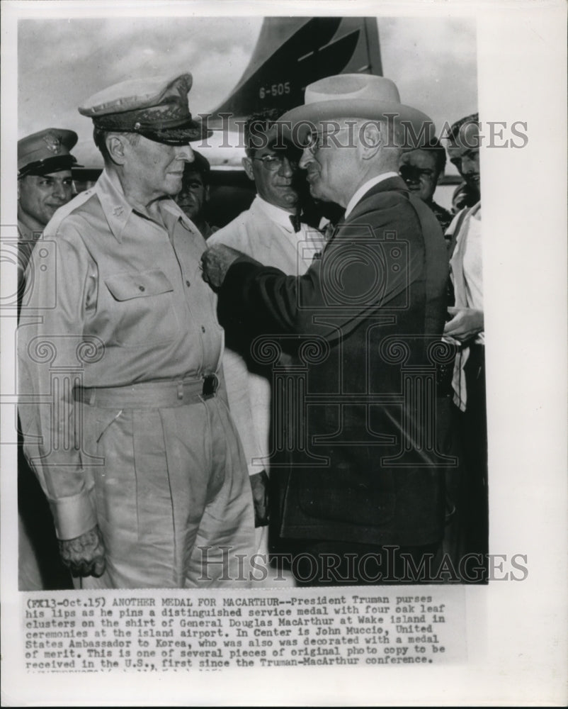 1950 Press Photo President Truman purses his lips as he pins a distinguished - Historic Images