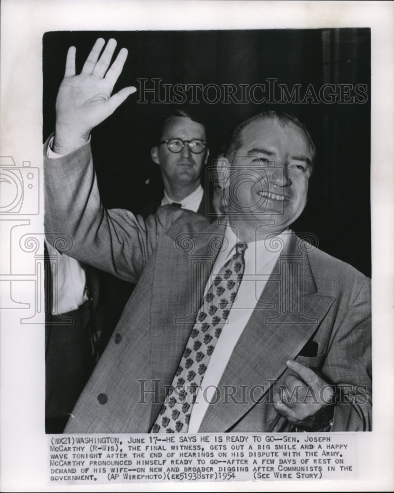 1954 Press Photo Sen. Joseph McCarthy, the final witness, gets out a big smile - Historic Images